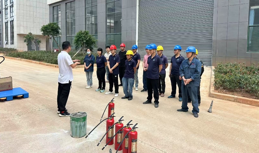 ‌筑牢安全防线：晶格新材3车间消防演练